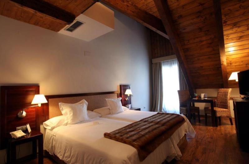 Abadia Del Pirineo 호텔 트라마카스티야드테나 객실 사진